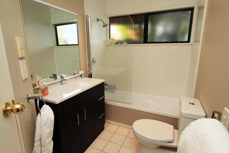 Double Room, Non Smoking, Ocean View | Bathroom | Shower, free toiletries, hair dryer, bathrobes