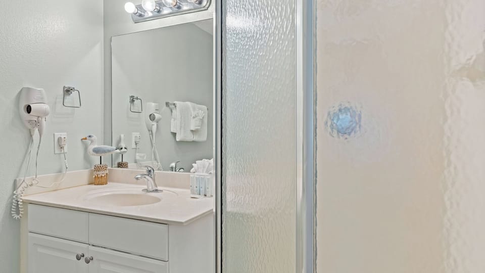 Beachfront Tidewater Resort Condo w/ Pools, Beach Gear, Hot Tubs & Pier Park Nearby Tidewater Beach by Avantstay Apartment in Panama City Beach
