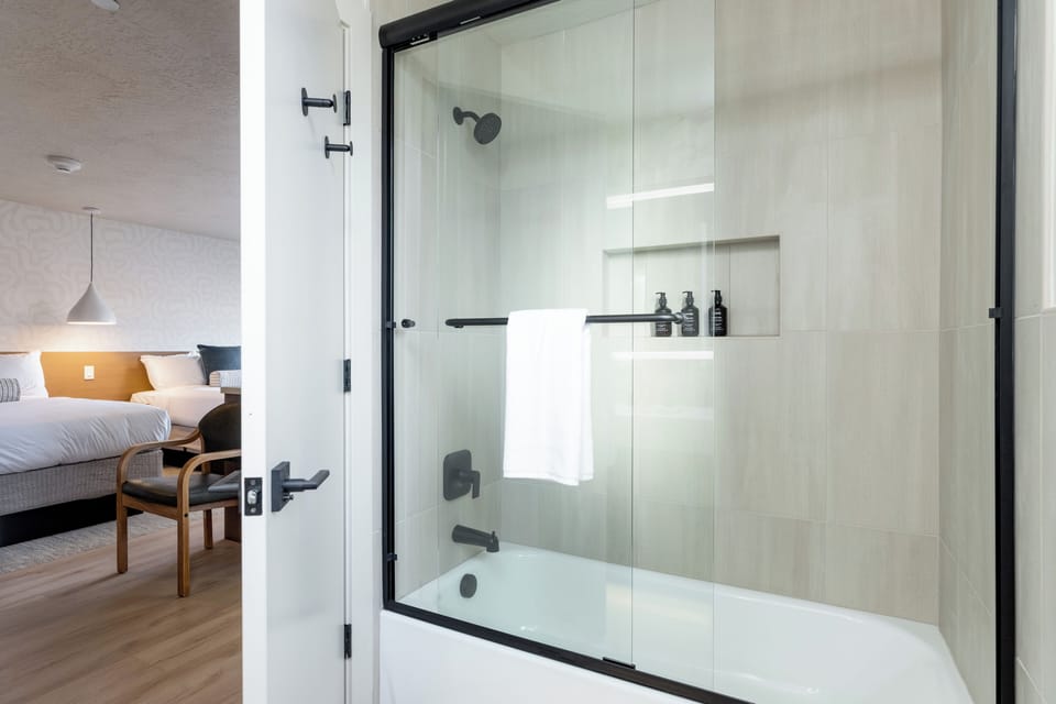 Deluxe Room | Bathroom