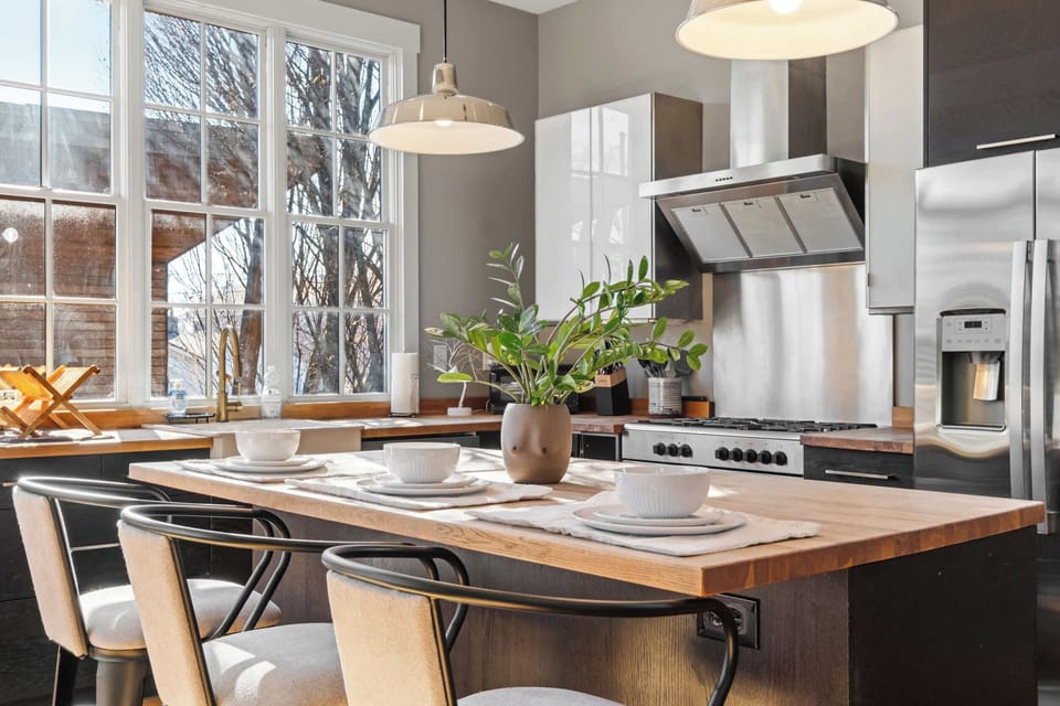 Dining Area: Bright & stylish dining area with plenty of space to dine. Perfect for memorable meals together.