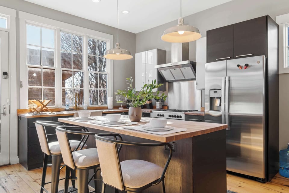 Dining Area: Bright & stylish dining area with plenty of space to dine. Perfect for memorable meals together.