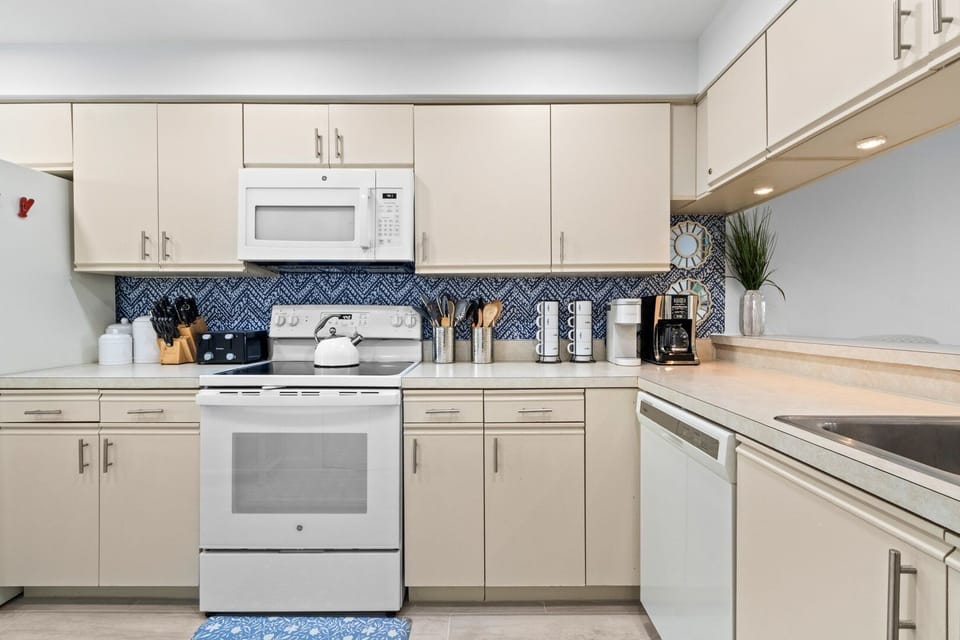 Fully equipped kitchen with everything you need to make your favorite meals!