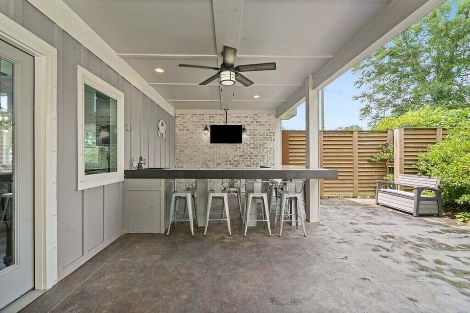 Outdoor dining