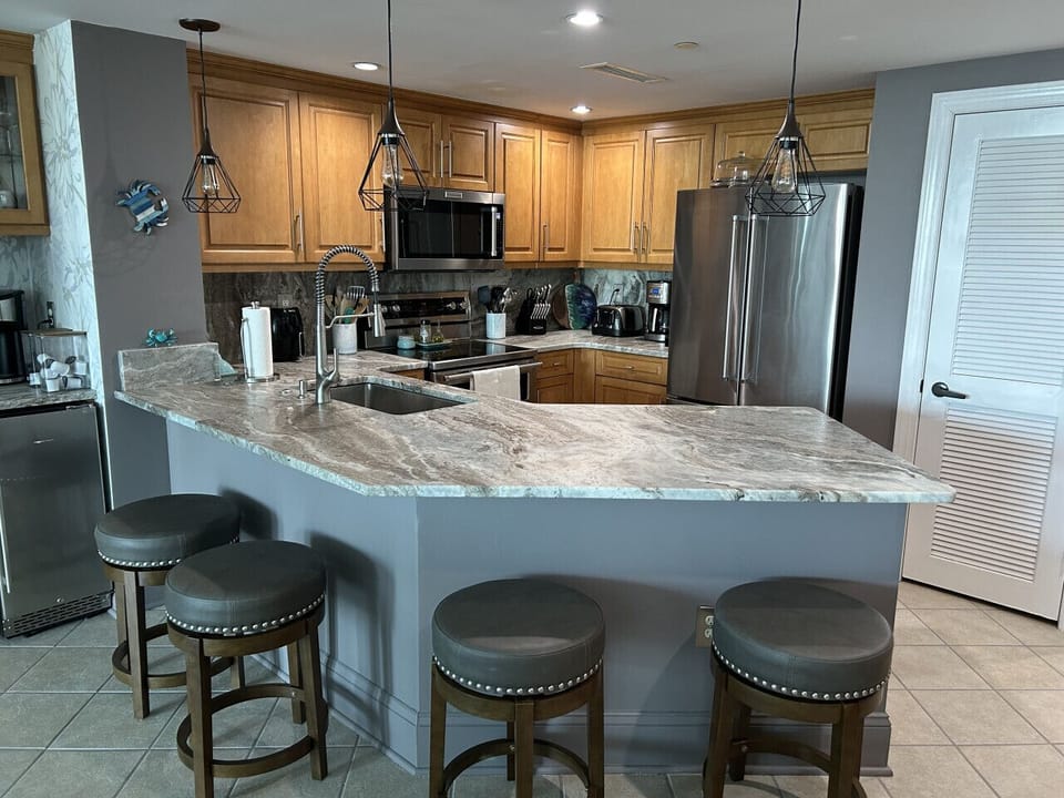 1502 Mar Vista Grande Kitchen with bar seating