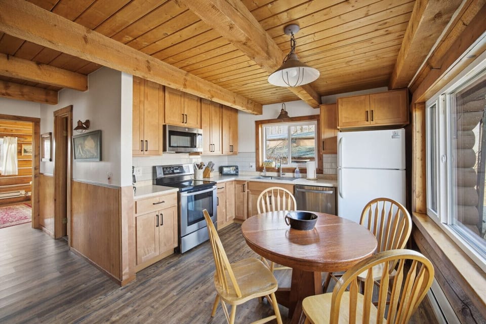 Cozy and Quaint Kitchen space, with small 4 person dining table