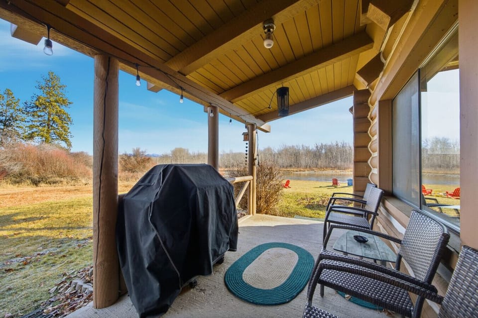 Front Entry Way Covered porch