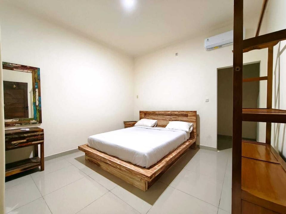 Basic Twin Room, Pool View | Desk, free WiFi