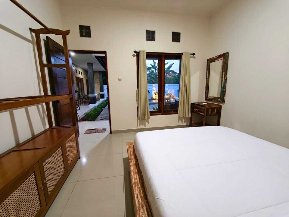 Basic Double Room, Pool View | Desk, free WiFi