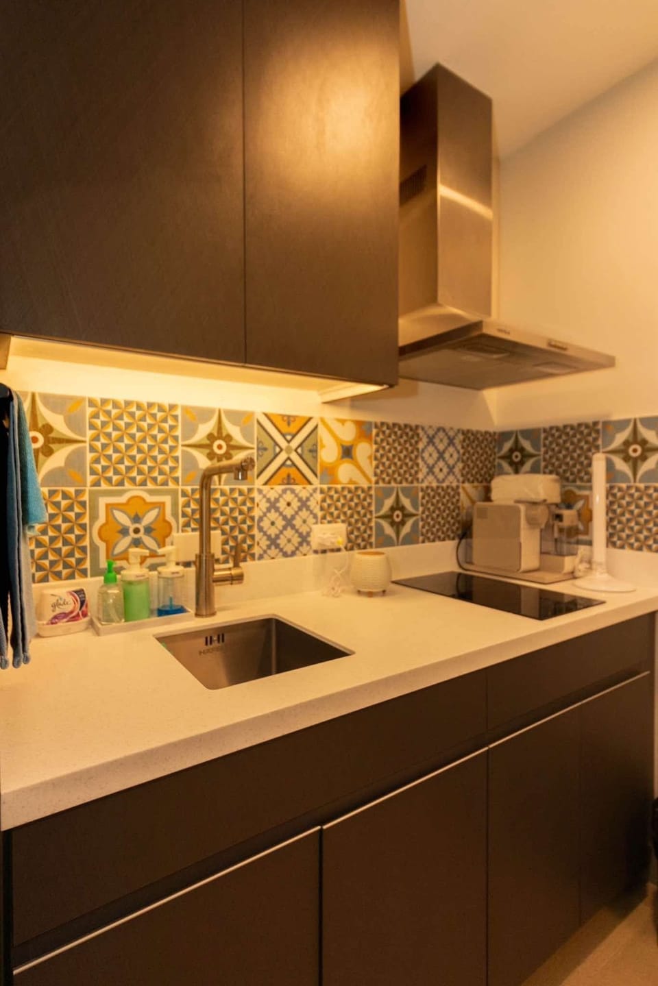 Deluxe Condo, City View | Private kitchen