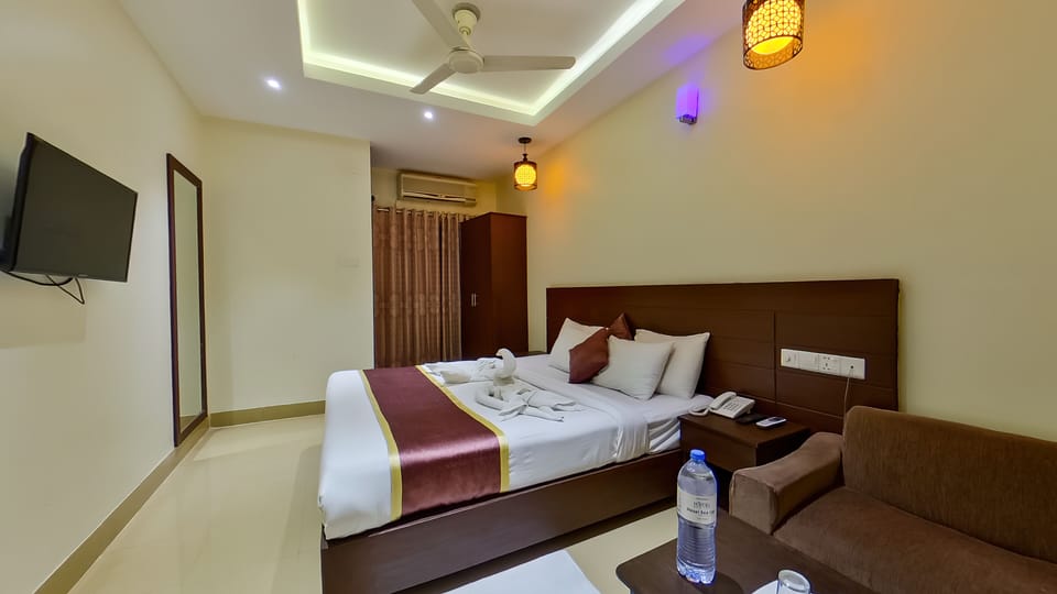 Deluxe Double Room, Balcony, City View | Bed sheets