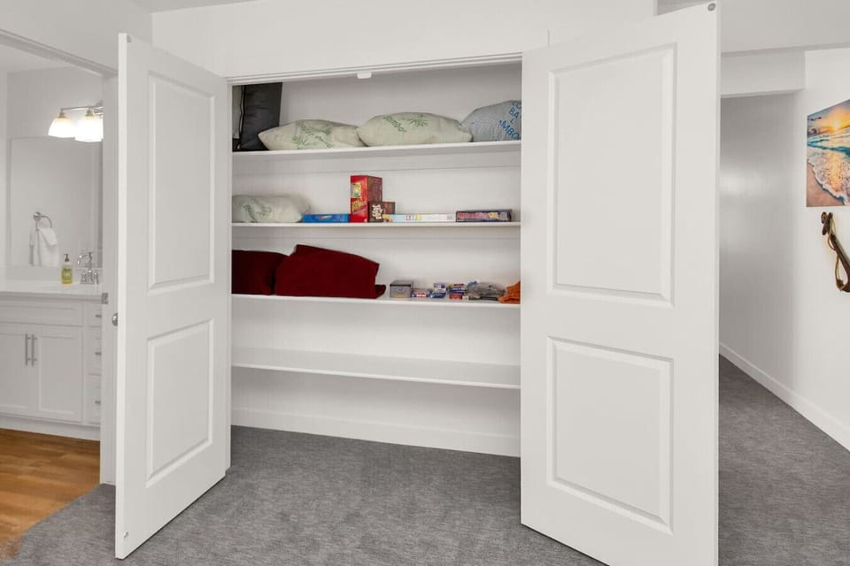 Upstairs Family Room w Arcade Games and Table