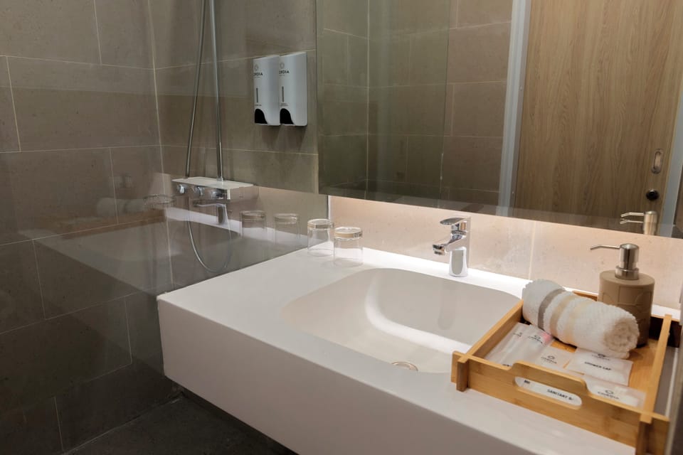 Deluxe Twin Room, 1 Bedroom | Bathroom | Bidet, towels, soap, shampoo