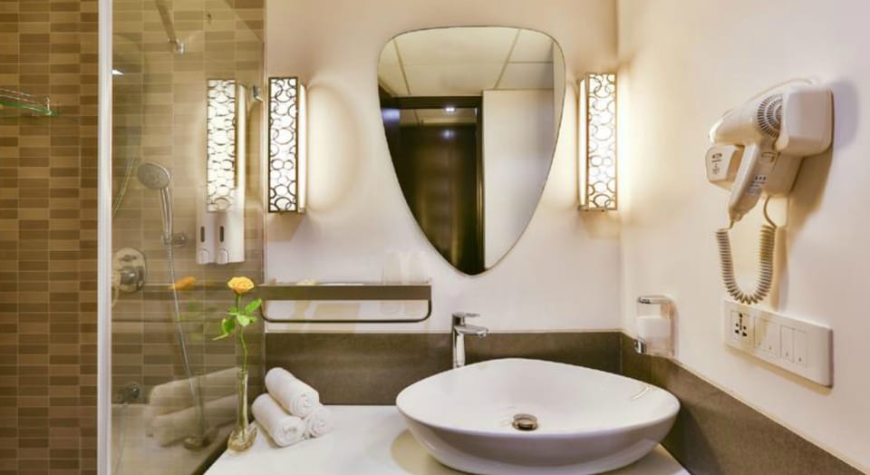 Shower, rainfall showerhead, free toiletries, hair dryer