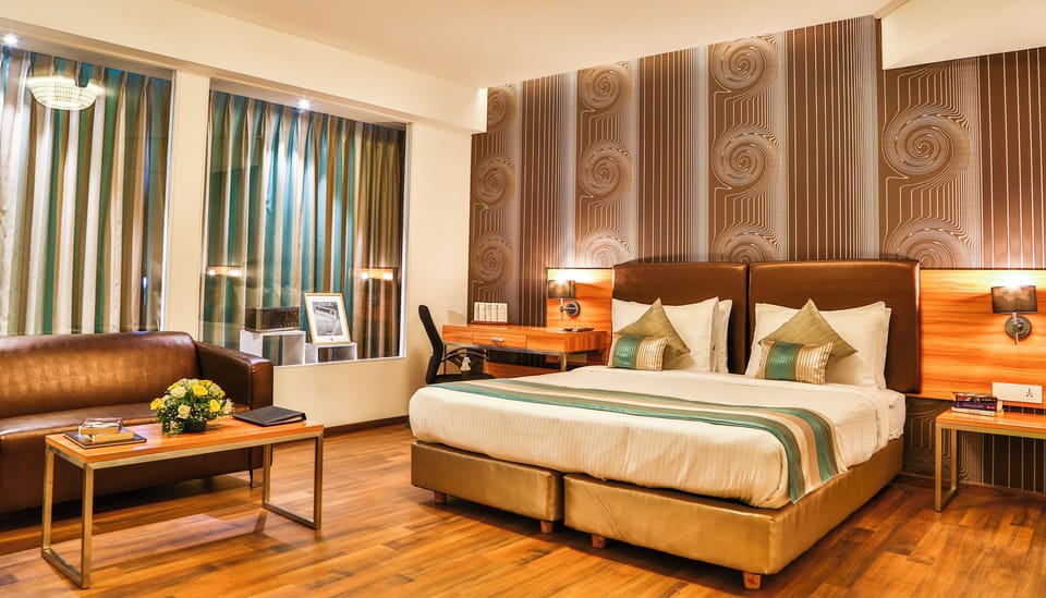 Club Room, 1 Queen Bed | Down comforters, in-room safe, desk, laptop workspace