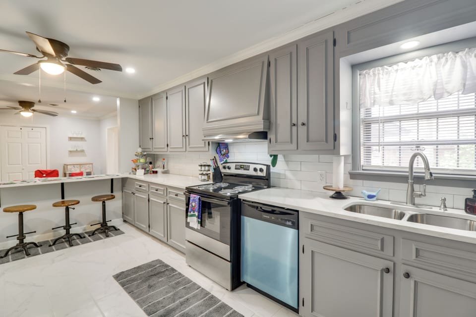 Kitchen | Stove/Oven | Breakfast Bar