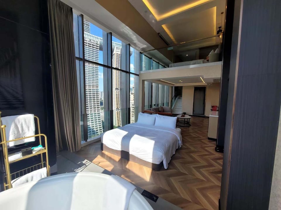 Signature Studio Suite, River View | Down comforters, blackout drapes, soundproofing