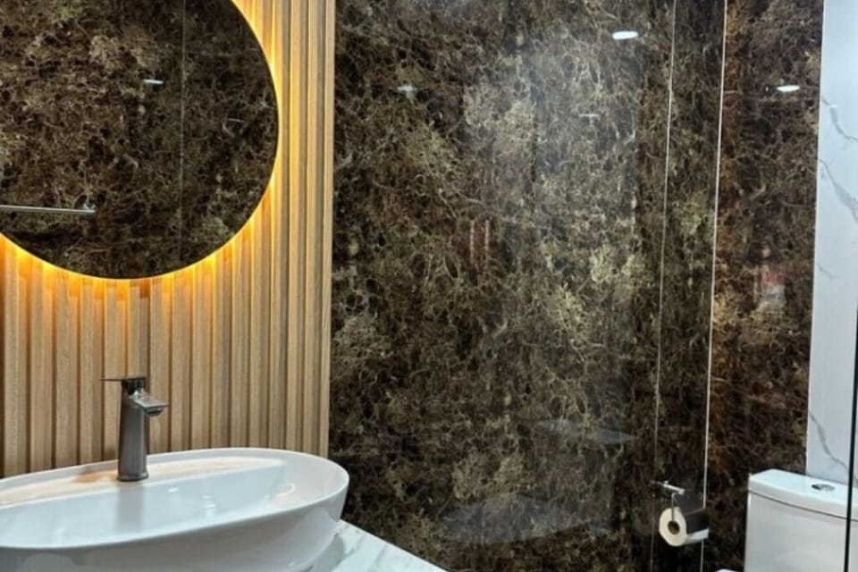 Deluxe Double Room, City View | Bathroom | Shower, bidet, towels
