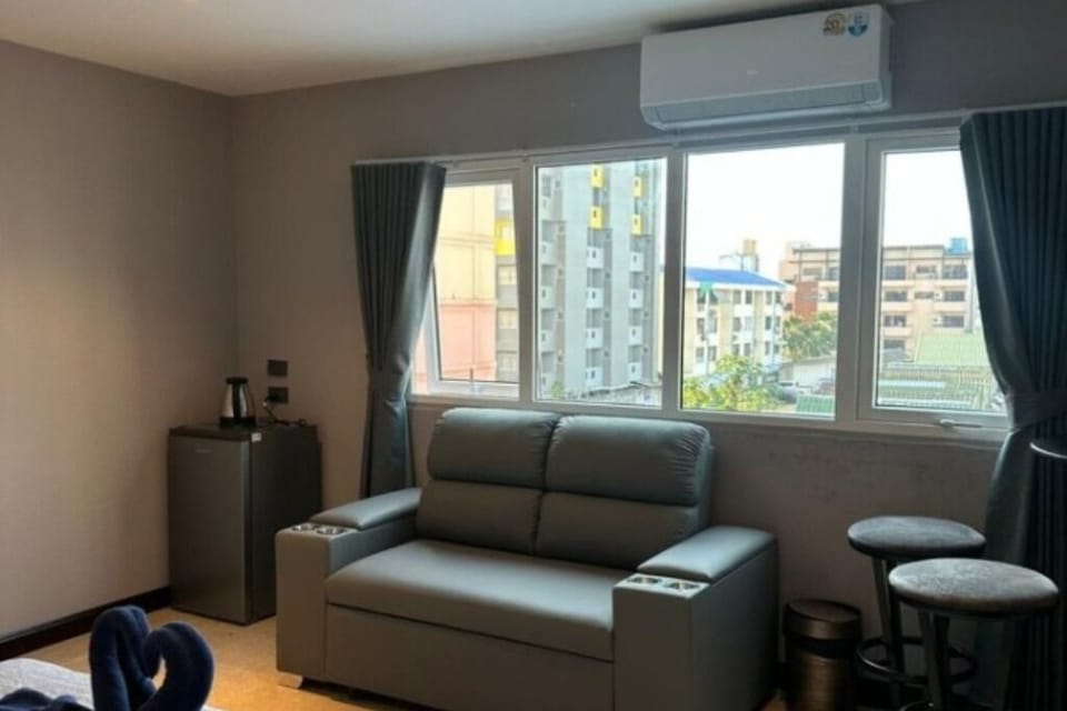 Superior Room, 1 King Bed with Sofa bed, Sea View | Living area