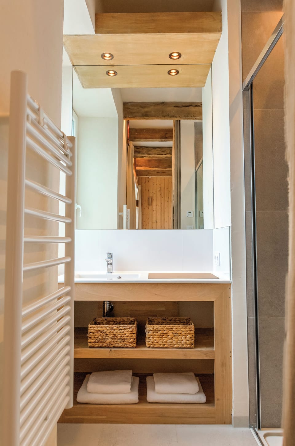 Héol | Bathroom | Free toiletries, hair dryer, towels, soap