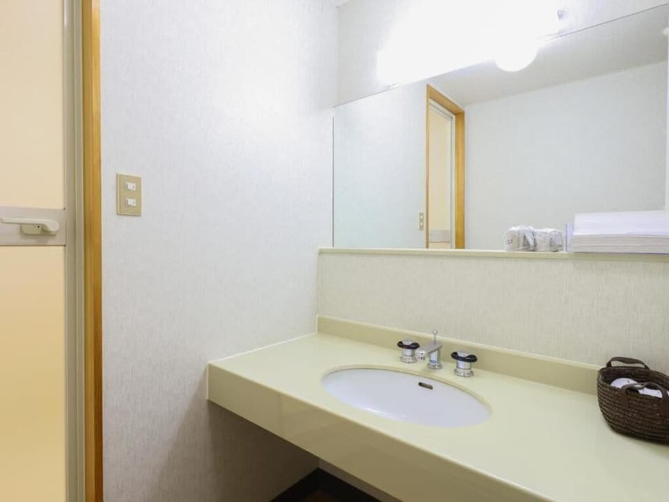 Combined shower/tub, spring water tub, free toiletries, hair dryer