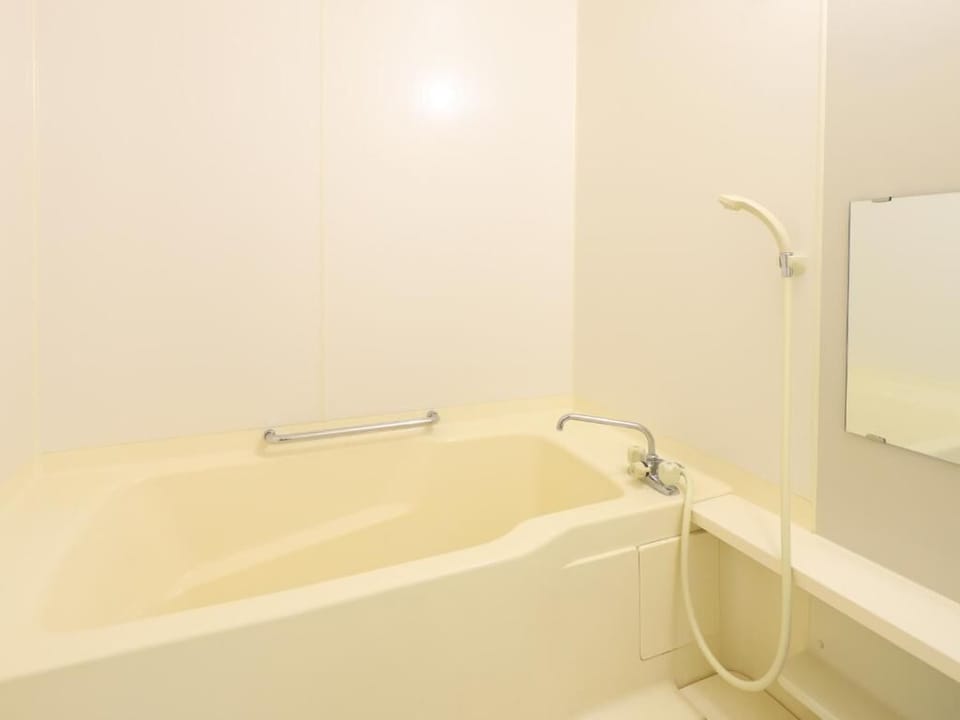 Combined shower/tub, spring water tub, free toiletries, hair dryer