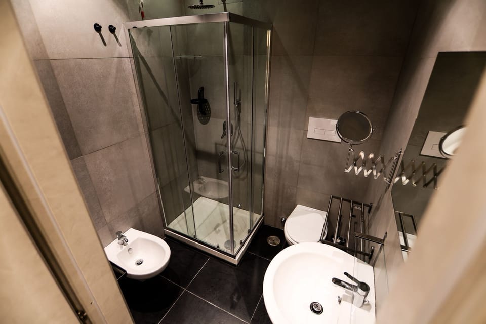 Basic Double Room | Bathroom | Hair dryer, bidet, towels, soap