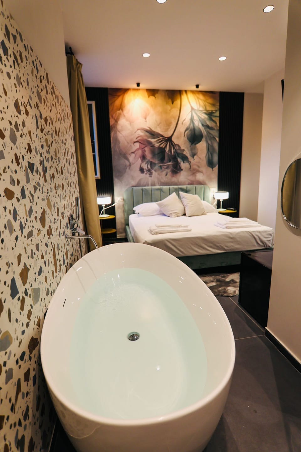 Deluxe Room | In-room safe, desk, laptop workspace, soundproofing