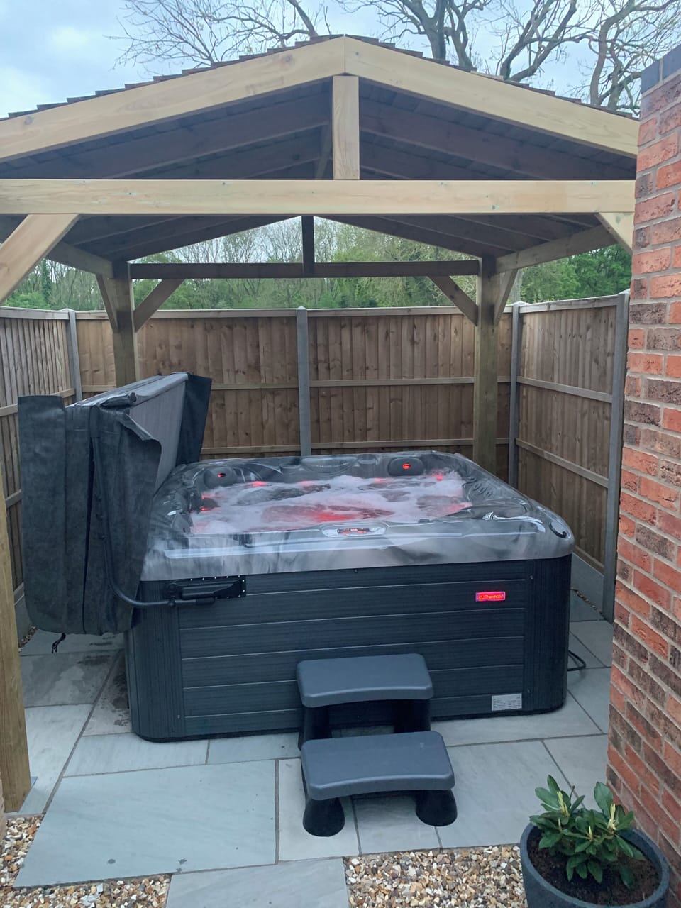 Outdoor spa tub