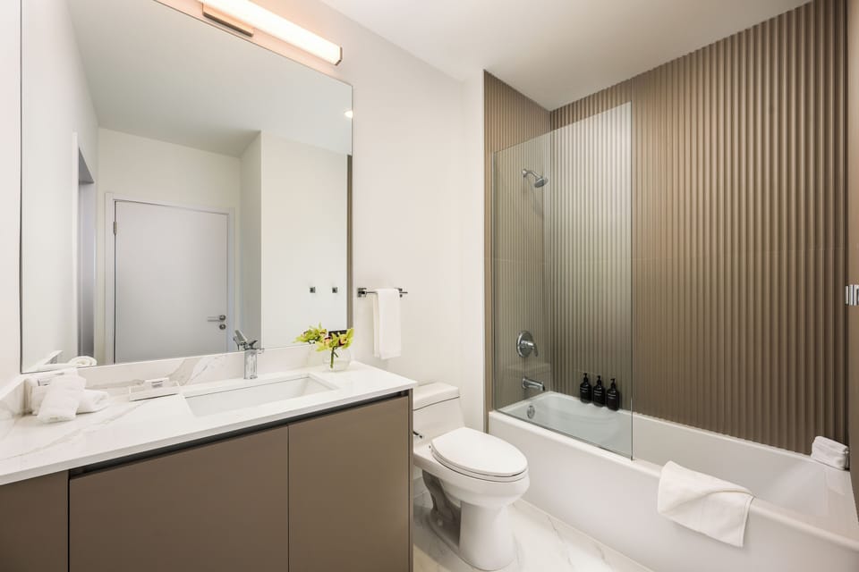 Ensuite bathroom 1.