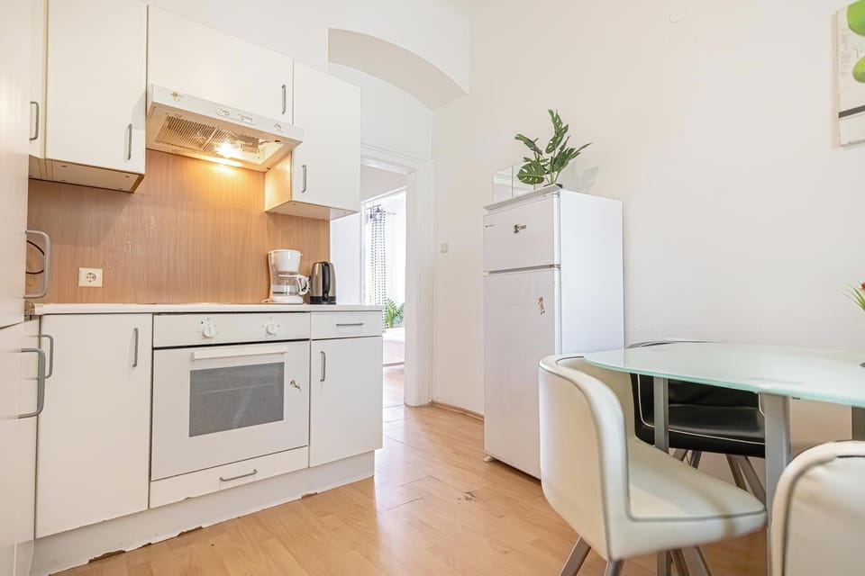 Basic Apartment | Private kitchen | Fridge, microwave, oven, stovetop