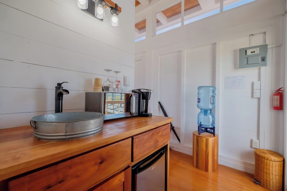 Start mornings with fresh coffee and chilled drinks on hand.