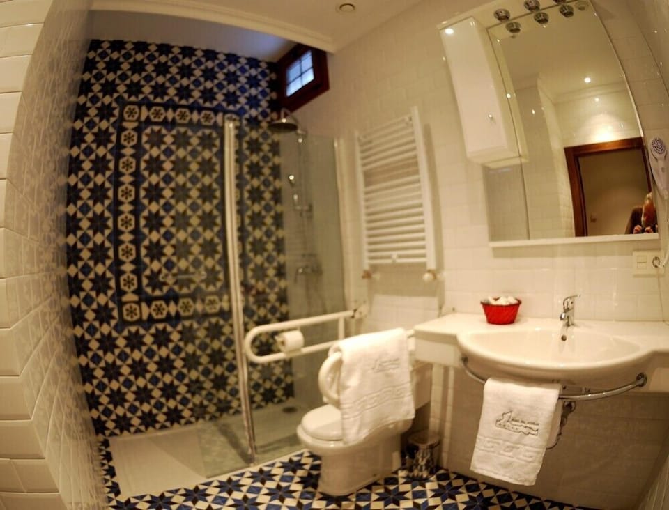 Separate tub and shower, jetted tub, hydromassage showerhead