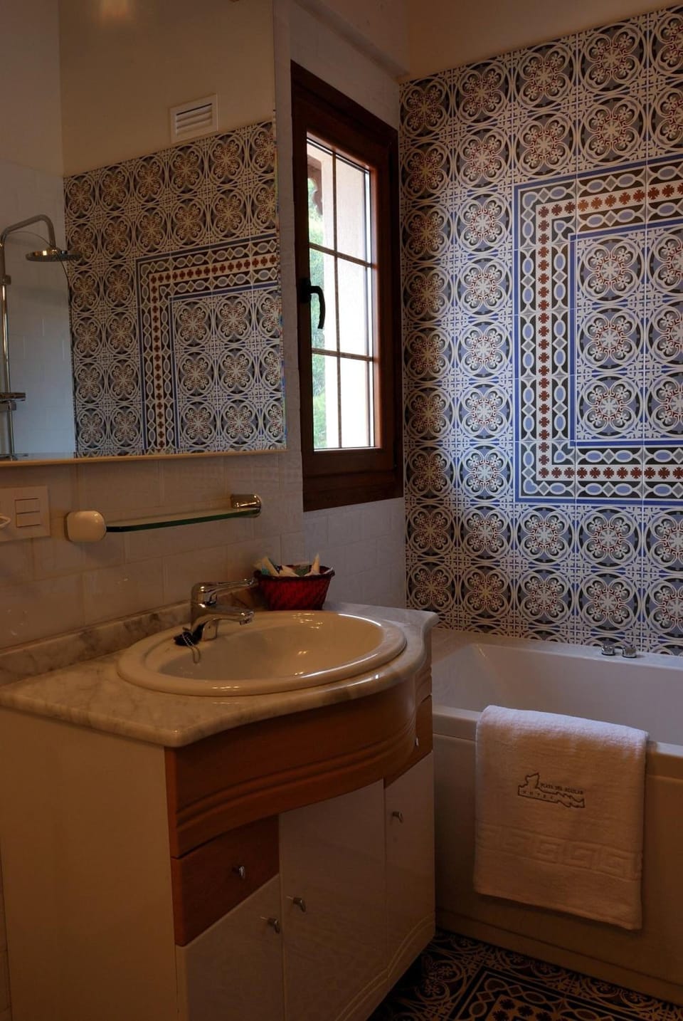 Separate tub and shower, jetted tub, hydromassage showerhead