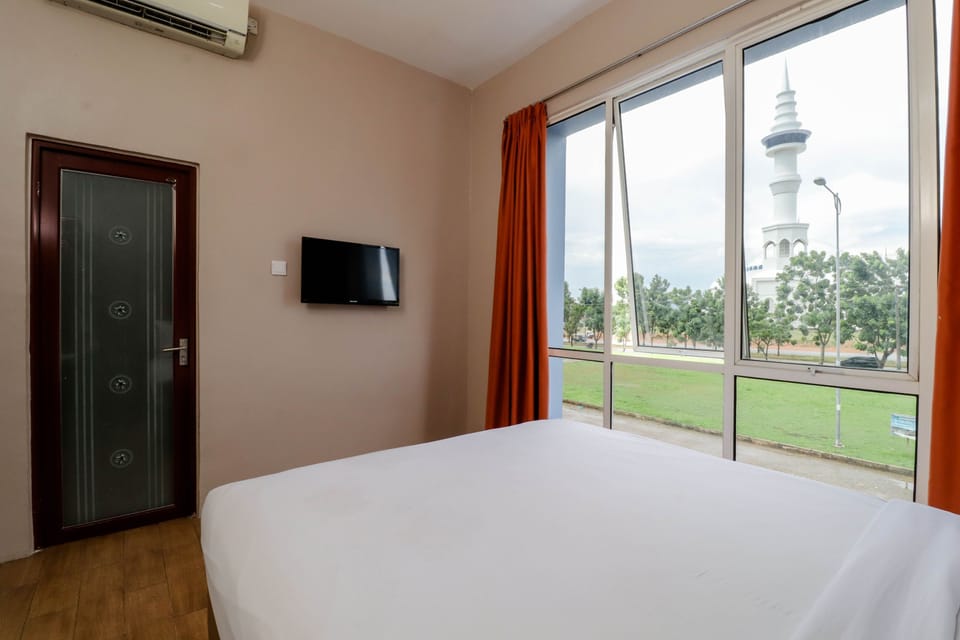 Deluxe Room | Desk, WiFi (free), bed sheets