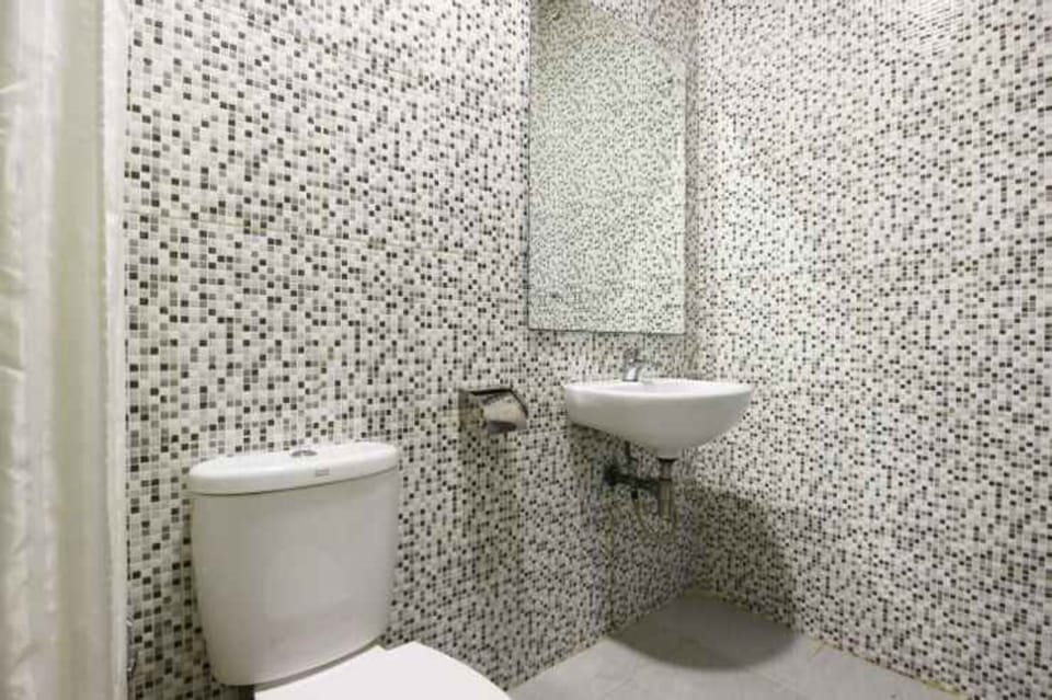 Superior Room | Bathroom | Shower, slippers, towels