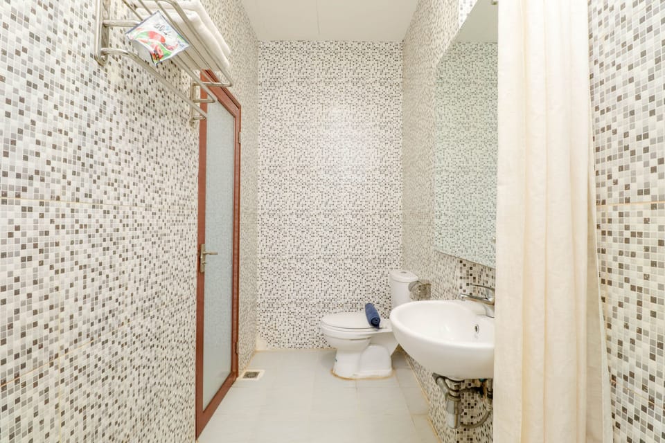 Deluxe Room | Bathroom | Shower, slippers, towels