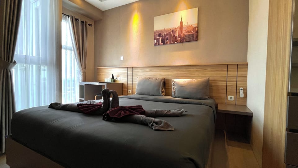 Desk, free WiFi, bed sheets