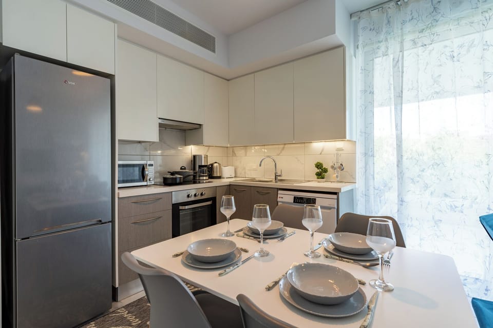 Apartment, 1 Double Bed with Sofa bed, Kitchen, City View | Private kitchen | Coffee/tea maker, full-size fridge, microwave, oven