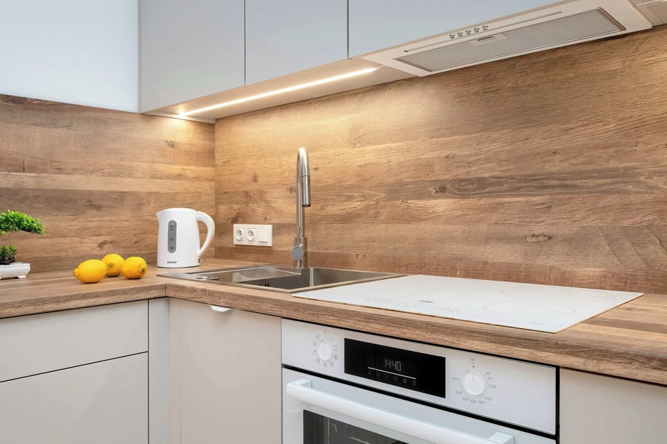 The wooden worktop combined with modern appliances makes cooking intuitive and enjoyable, even during longer stays.