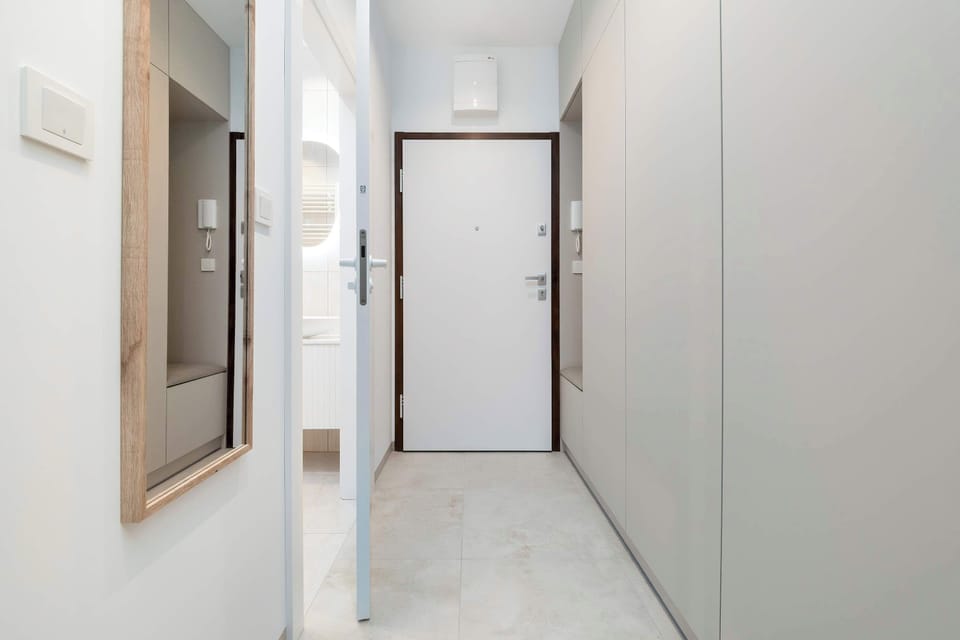The entrance area with ample built-in storage makes it easy to organise personal belongings and keep the space tidy throughout your stay.