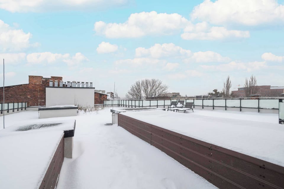 The terrace view highlights the urban character of the location and allows you to enjoy open space all year round.