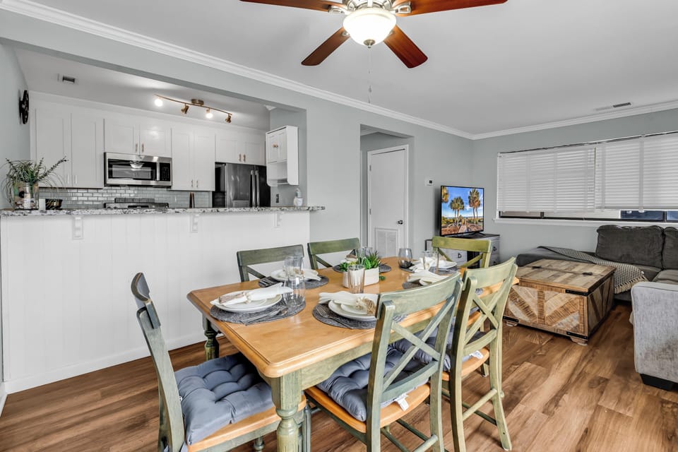 Signature Condo, 2 Bedrooms, Balcony, Partial Ocean View | In-room dining