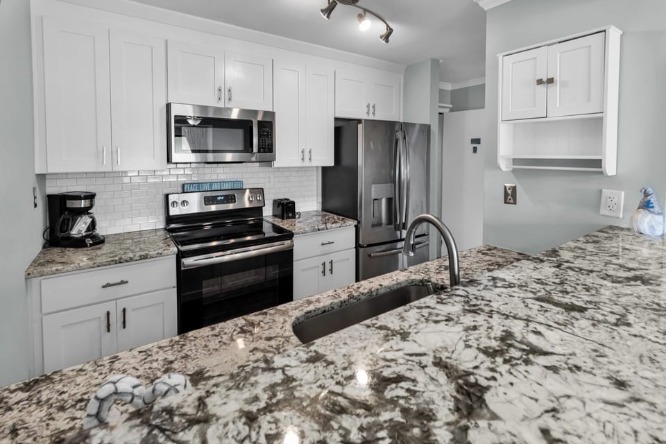 Signature Condo, 2 Bedrooms, Balcony, Partial Ocean View | Private kitchen | Fridge, microwave, oven, stovetop