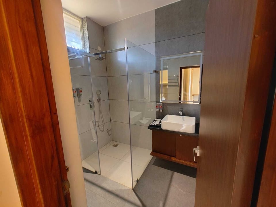 Studio Suite | Bathroom | Shower, towels