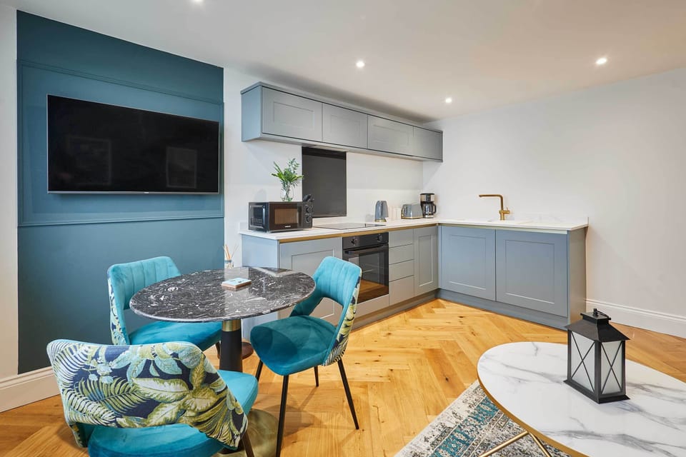 The Seaview Lookout, Scarborough- Host & Stay