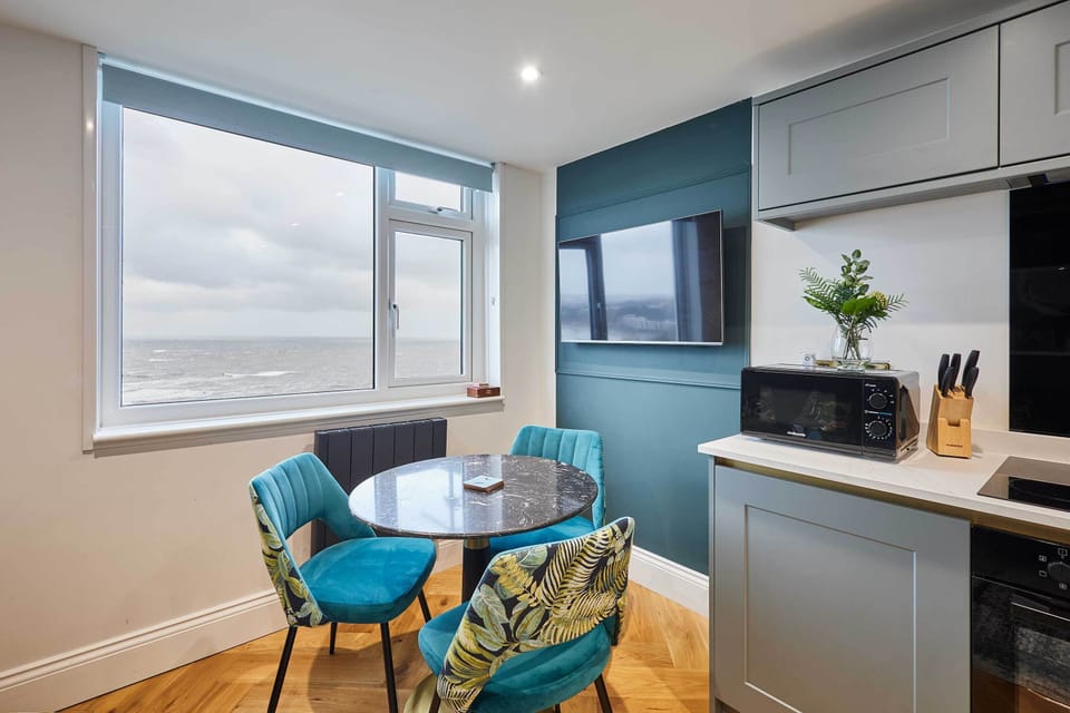 The Seaview Lookout, Scarborough- Host & Stay