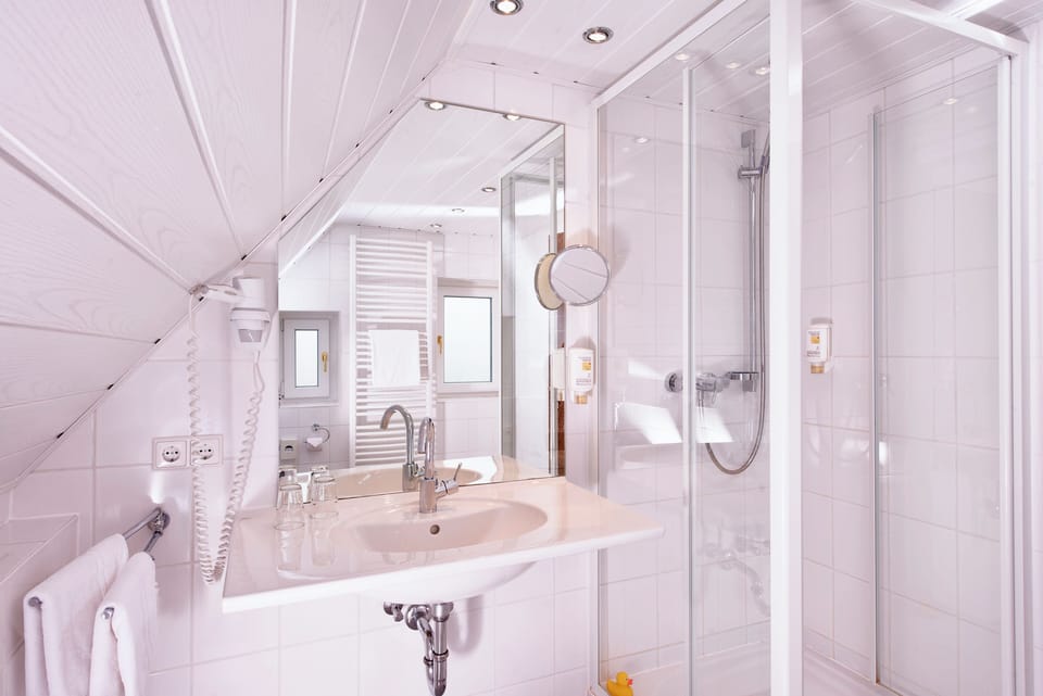 Comfort Triple Room, 1 Double Bed | Bathroom