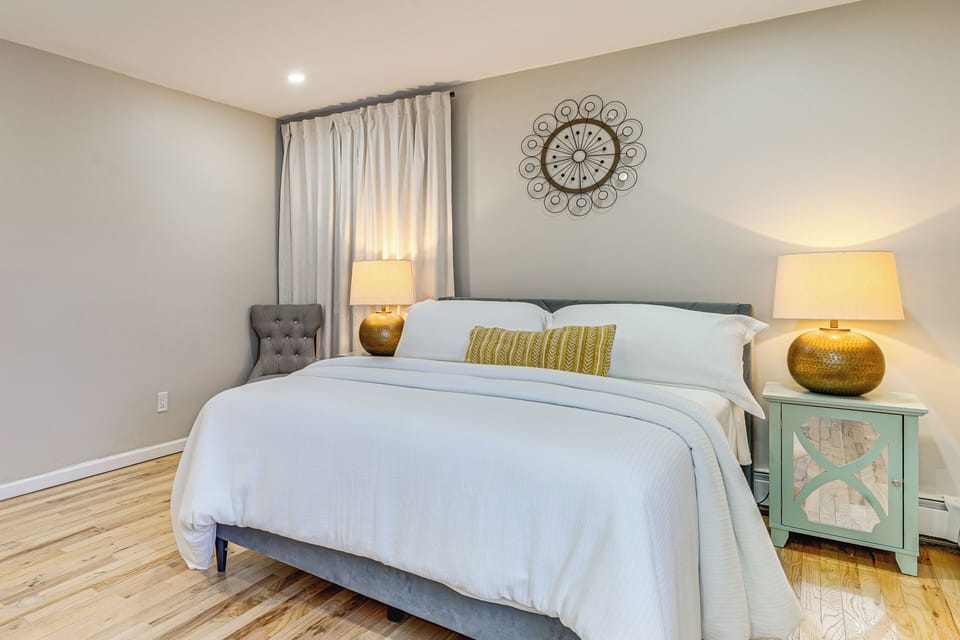Shop, Hike, Golf & Swim: Inviting Deer Park Escape Apartment in Long Island