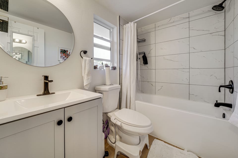 8 Mi to Downtown Seattle: Charming Home w/ Patio Cottage in Burien