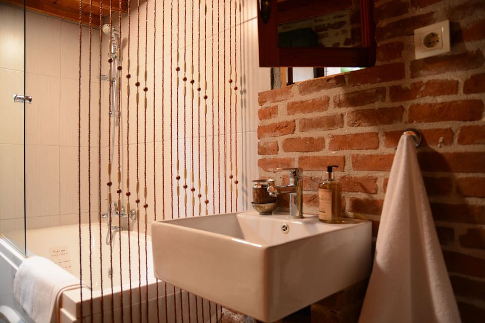 Standard Room High Ground Floor | Bathroom | Free toiletries, hair dryer, slippers, towels